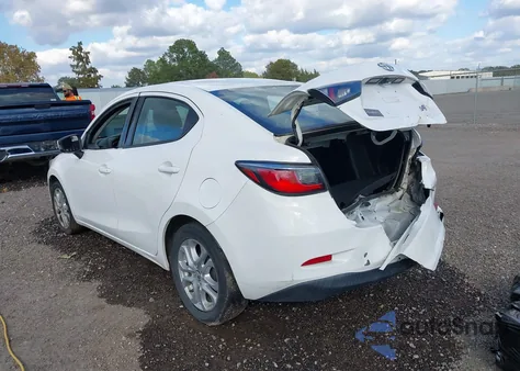 2017 Toyota Yaris Ia z USA, uszkodzony, nr VIN 3MYDLBYV5HY160415